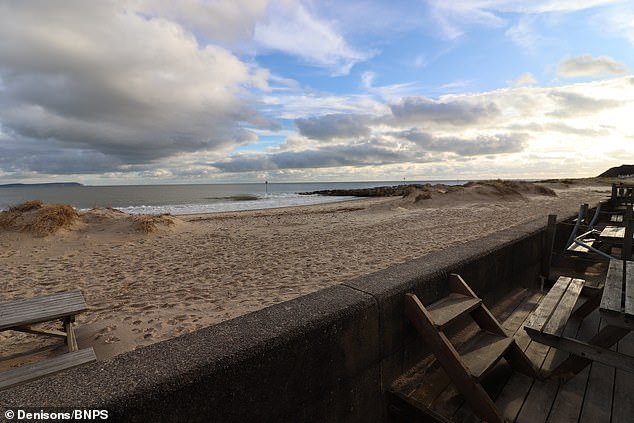 Pemilik pondok pantai seperti Mudeford Spit di Dorset (foto) telah melihat nilai investasi tersebut meningkat sebesar 1.400 persen dalam beberapa tahun terakhir.