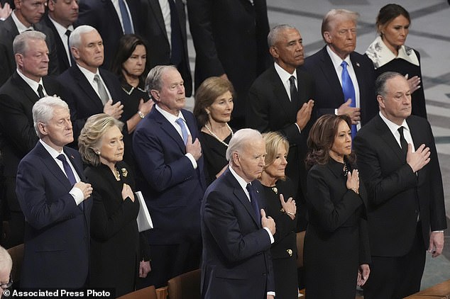 Semua mantan presiden berada di ruang pribadi sebelum memasuki katedral, bersama istri dan wakil presiden mereka Kamala Harris, Dan Quayle, Mike Pence dan Al Gore.