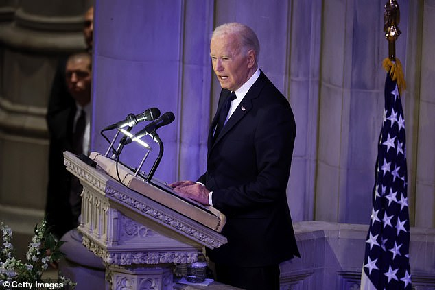 Biden, senator pertama yang mendukung pencalonan Carter pada tahun 1976, menyampaikan pidato.