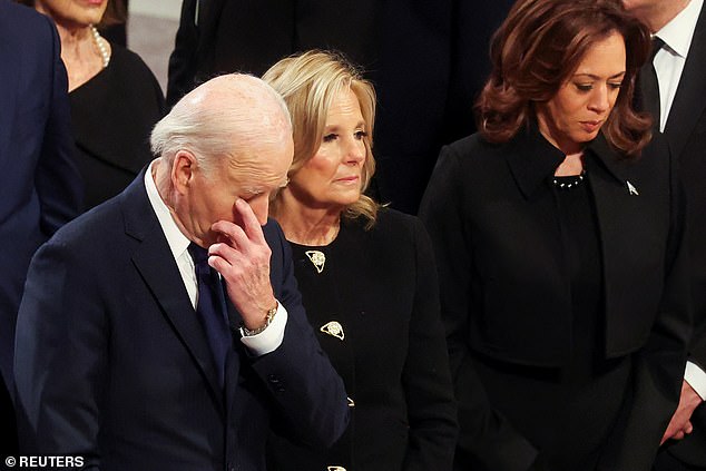 Ibu Negara Jill Biden (tengah) dan Wakil Presiden Kamala Harris (kanan) tampak tabah saat Presiden Joe Biden (kiri) menyeka air matanya saat pemakaman Presiden Jimmy Carter