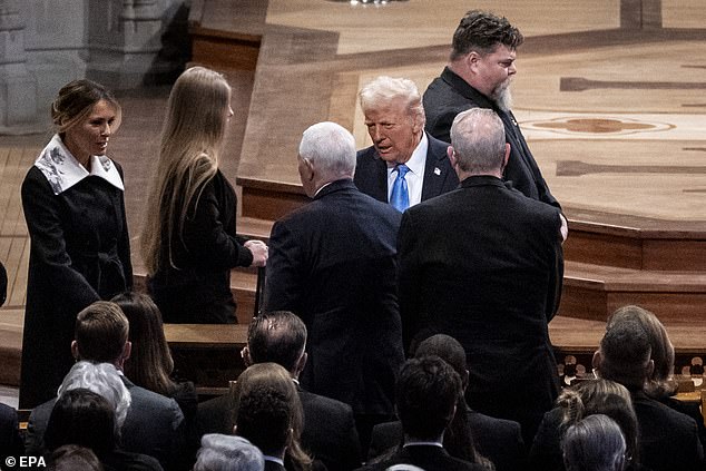 Karen Pence duduk saat Melania dan Presiden terpilih Donald Trump menyambut mantan Wakil Presiden Al Gore dan mantan Wakil Presiden Mike Pence, yang tidak terlihat di depan umum sejak tahun 2021 setelah serangan Capitol pada 6 Januari.