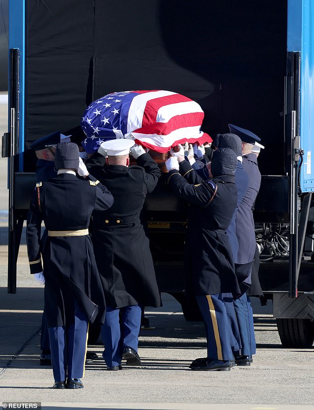 Peti mati mantan Presiden AS Jimmy Carter dibawa ke dalam Special Air Mission 39 selama upacara keberangkatan di Pangkalan Gabungan Andrews, Maryland.