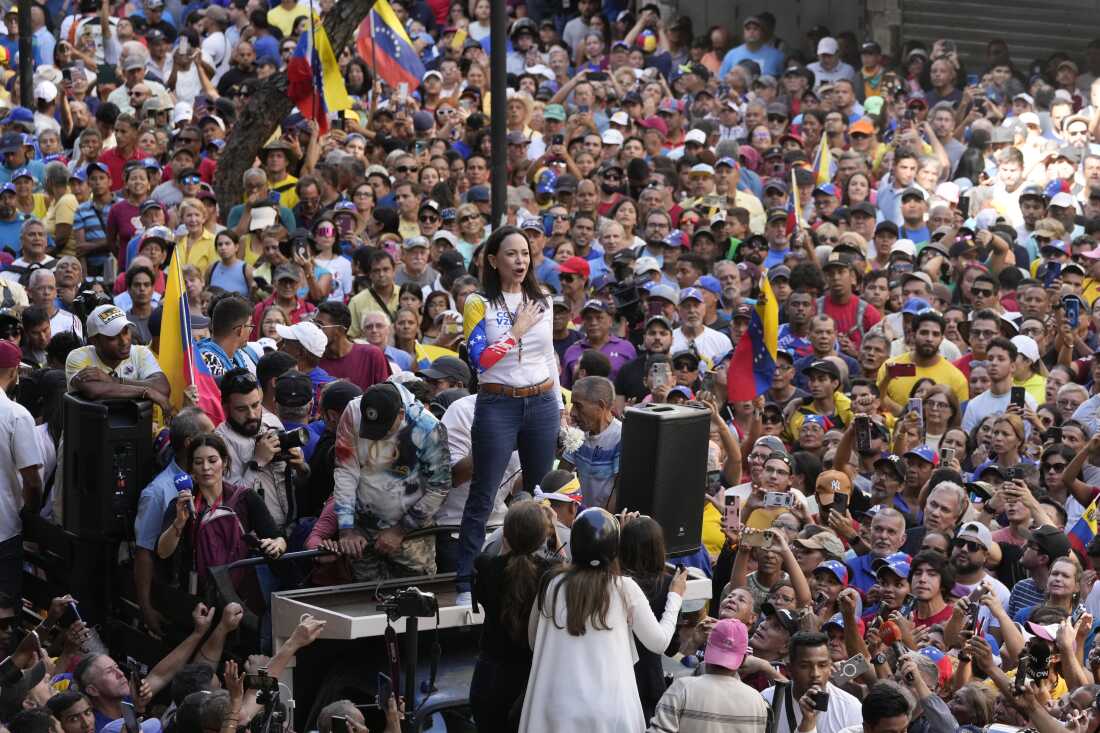 Pemimpin oposisi Maria Corina Machado berdiri di depan para pendukung Presiden Nicolás Maduro, sehari sebelum masa jabatan ketiganya, di Caracas, Venezuela, Kamis, 9 Januari 2025. (Foto AP/Ariana Cubillos)