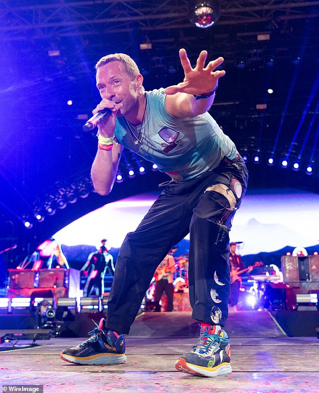 Chris Martin menjadi headline Coldplay di Pyramid Stage pada hari keempat Festival Glastonbury 2024