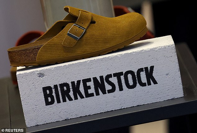 Penjualan Birkenstock diperkirakan akan melebihi £1 miliar pada tahun 2023, tahun yang sama ketika pasar saham AS melayang dengan valuasi lebih dari £8 miliar.