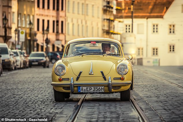 Penerima manfaat status artistik resmi sebelumnya termasuk mobil sport Porsche 356 (foto) dan kursi baja berbentuk tabung yang dirancang oleh Bauhaus