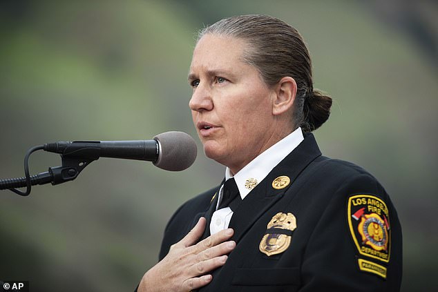 Kristin Crowley berbicara kepada pers setelah Walikota Los Angeles Eric Garcetti dan Presiden Dewan Kota Noori Martinez menominasikan Crowley menjadi kepala Departemen Pemadam Kebakaran Los Angeles pada Selasa, 18 Januari 2022. (Sarah Reingewirtz/The Orange County Daftar melalui AP, file)