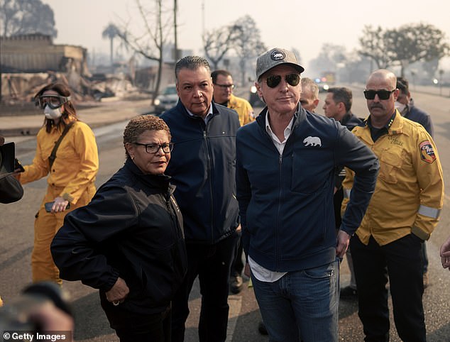 Gubernur California Gavin Newsom dan Walikota LA Karen Bass Tour Pacific Palisades Downtown Business District