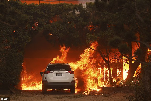 Kebakaran Palisades membakar sebuah bangunan di lingkungan Pacific Palisades di Los Angeles, foto Rabu