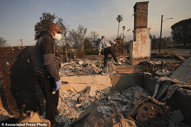 Kenneth Snowden, kiri, mengamati kerusakan propertinya setelah kebakaran Eaton pada hari Jumat di Altadena, California, bersama saudaranya Ronnie.