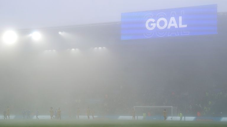 Kondisi berkabut membuat jam sulit di Stadion King Power