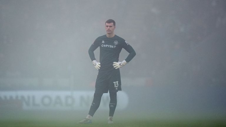 Kiper QPR Joe Walsh melihat menembus kabut Leicester