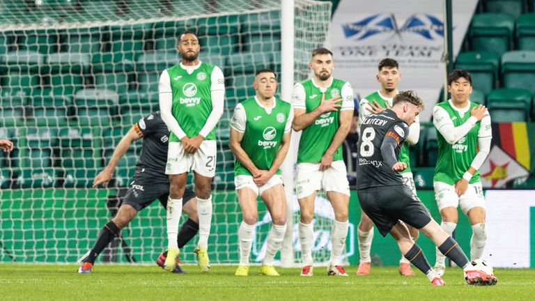 EDINBURGH, SCOTLAND - 11 JANUARI: Callum Slattery dari Motherwell mencetak gol untuk menjadikan skor 2-1 dalam pertandingan William Hill Premiership antara Hibernian dan Motherwell di Easter Road Stadium pada 11 Januari 2025 di Edinburgh, Skotlandia. (Foto oleh Ross Parker/Grup SNS)