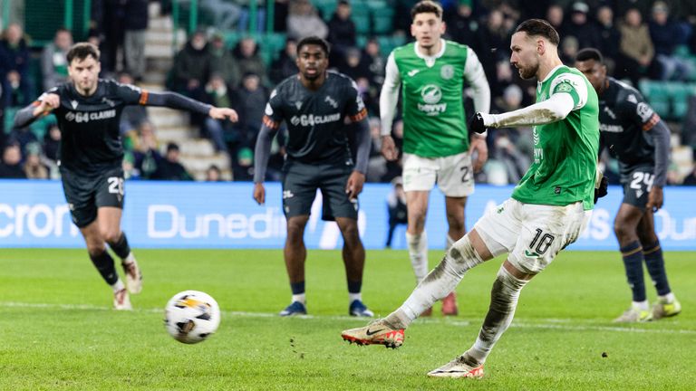 EDINBURGH, SCOTLAND - 11 JANUARI: Martin Boyle dari Hibernian mencetak gol untuk menjadikan skor 3-1 dalam pertandingan Liga Utama William Hill antara Hibernian dan Motherwell di Stadion Easter Road pada 11 Januari 2025 di Edinburgh, Skotlandia. (Foto oleh Ross Parker/Grup SNS)