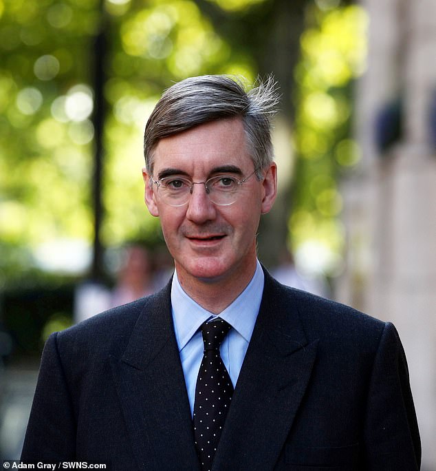 Mantan menteri Tory Sir Jacob Rees-Mogg (foto tahun 2019) mengecam Menteri Kesehatan dan mengatakan bahwa dia sedang memainkan 'kartu perlombaan'