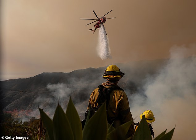 Beberapa pengemudi di Sunset Boulevard di selatan Mandeville Canyon melaporkan kemacetan saat ribuan penduduk di Kota Angeles terus mengungsi.