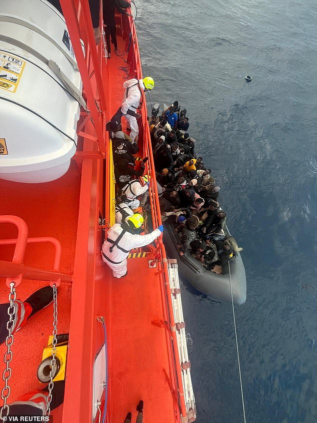 Di atas perahu tersebut terdapat lebih dari selusin wanita dan empat anak, semuanya berasal dari sub-Sahara, yang melanjutkan perjalanan berbahaya melintasi Atlantik untuk mencapai Kepulauan Canary.