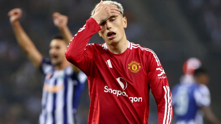 Alejandro Garnacho dari Manchester United bereaksi setelah kehilangan peluang saat pertandingan sepak bola pembuka Liga Europa antara FC Porto dan Manchester United di Stadion Dragao di Porto, Portugal, Kamis, 3 Oktober 2024. (Foto AP/Luis Vieira)