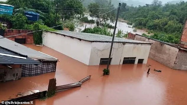 Akibat hujan yang tak henti-hentinya, rumah-rumah terendam sungai yang airnya berlumpur