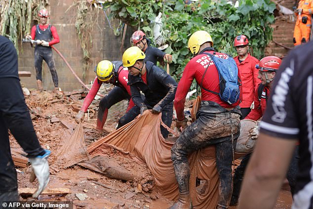 Tim penyelamat bekerja di lokasi tanah longsor di lingkungan Bethania di Ipatinga, negara bagian Minas Gerais, Brasil, pada 12 Januari 2025.