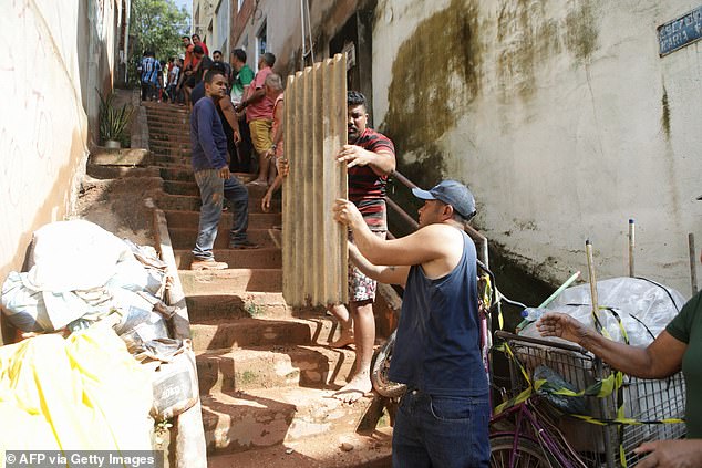 Warga memulihkan barang-barang dari lokasi longsor di lingkungan Bethania di Ipatinga