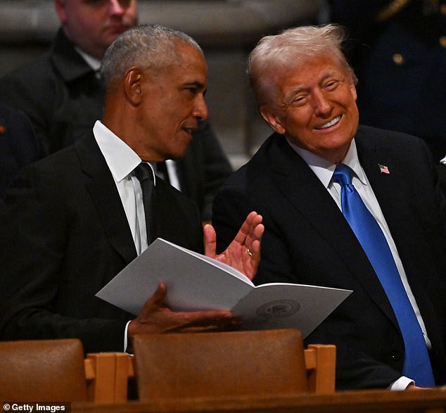 Barack Obama dan Donald Trump berbincang meriah di pemakaman kenegaraan Jimmy Carter