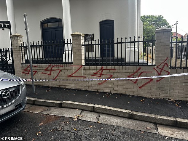 Sekitar 10 swastika merah disemprotkan di dinding depan Sinagoga Newtown (foto) di bagian barat Sydney Sabtu lalu