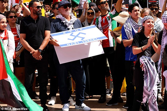 ,Restoran Alan Yazbeck mengaku bersalah karena menampilkan simbol Nazi pada rapat umum pro-Palestina di Hyde Park Sydney pada 6 Oktober tahun lalu (foto)