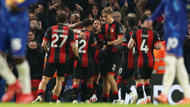 Justin Kluivert dari Bournemouth merayakan bersama rekan satu timnya setelah mencetak gol penyeimbang (AP Photo/Ian Walton)