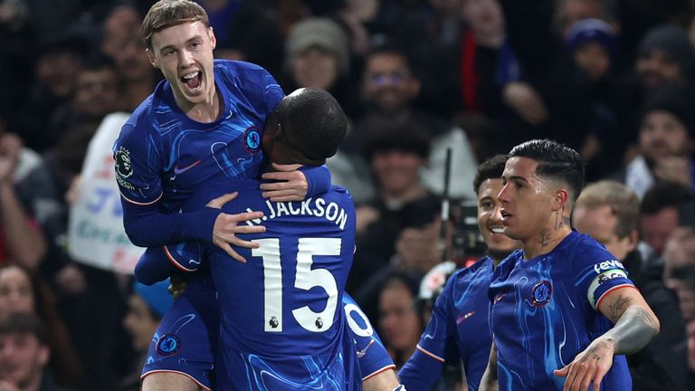 Cole Palmer dari Chelsea merayakan golnya