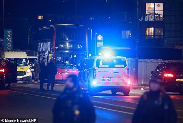 Polisi berjaga setelah seorang remaja ditikam hingga tewas di bus London pada Selasa, 7 Januari 2025