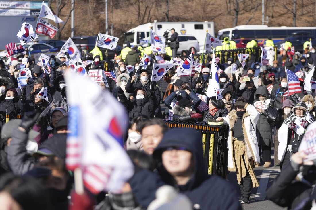 Pendukung Presiden Korea Selatan yang dimakzulkan Yoon Suk-yeol mengadakan unjuk rasa menentang pemakzulannya di dekat kediaman presiden di Seoul, Korea Selatan pada hari Rabu.