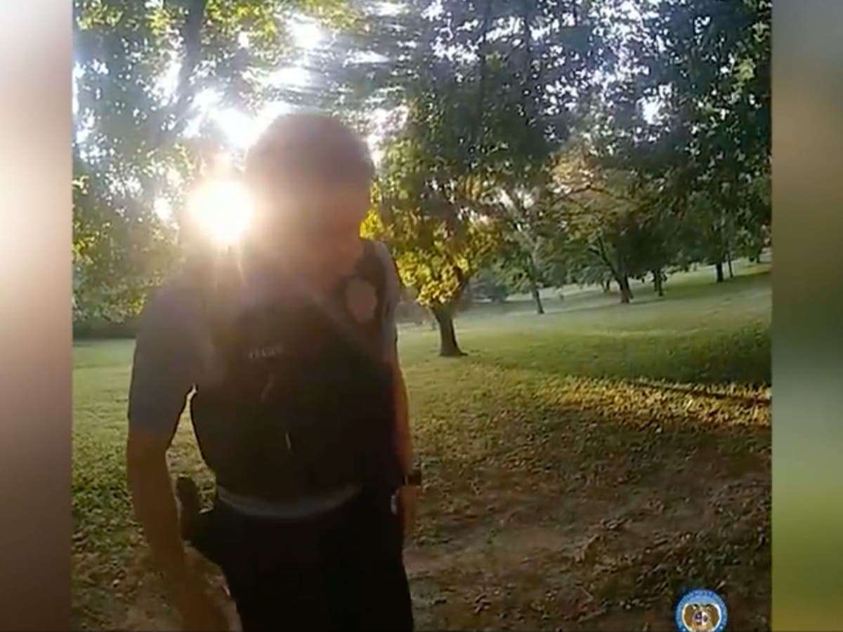 Polisi menjauh dari korban tembakan di saat yang menakutkan saat giliran kerja mereka berakhir Polisi menjauh dari korban tembakan di saat yang menakutkan saat giliran kerja mereka berakhir