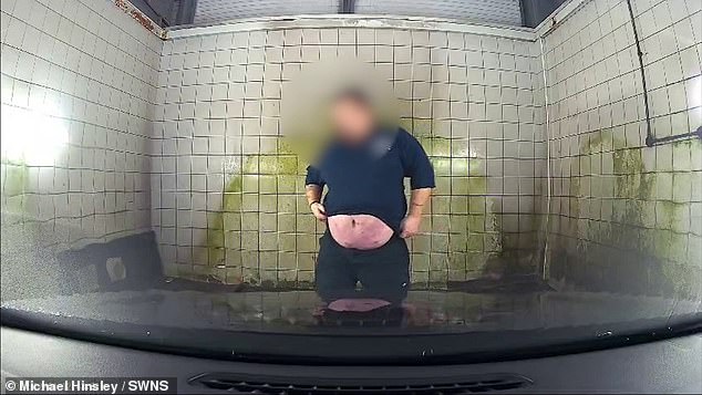 Rekaman tersebut menunjukkan seorang pekerja berjalan ke depan kendaraan dan mulai buang air kecil di mobil setelah dicuci.