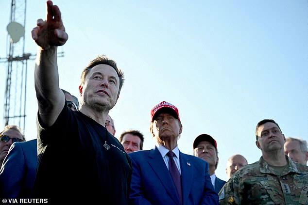 Elon Musk berbicara dengan Presiden terpilih AS Donald Trump dan para tamu saat melihat awal uji terbang keenam Starship SpaceX