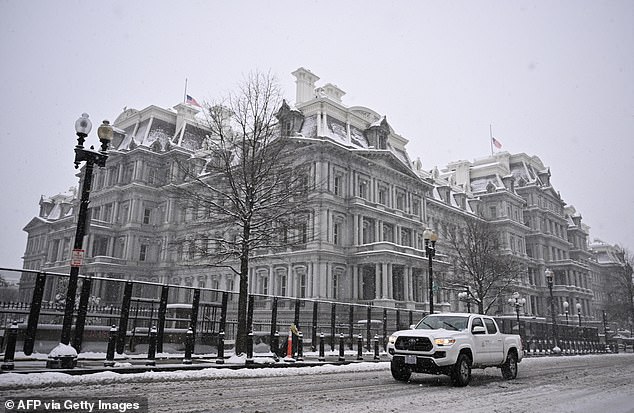 Gedung Kantor Eksekutif Eisenhower terletak di kompleks Gedung Putih, tetapi di seberang Kantor Oval yang asli.