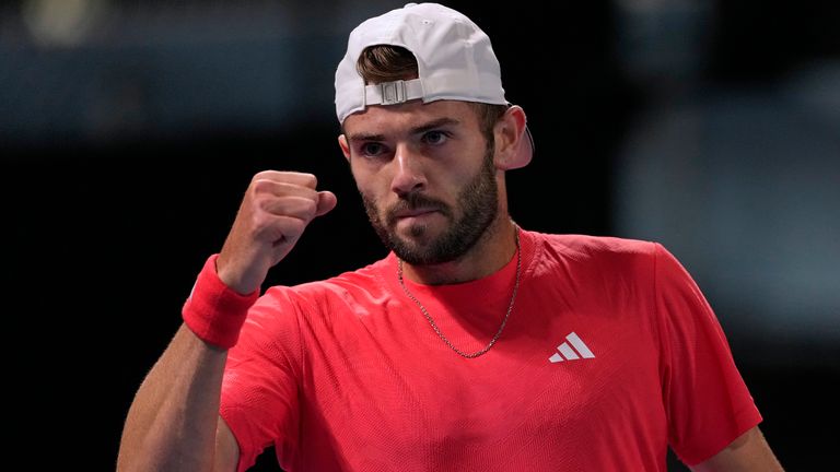 Reaksi Jacob Fearnley dari Inggris setelah meraih satu poin melawan Arthur Cazzo dari Prancis pada pertandingan putaran kedua kejuaraan tenis Australia Terbuka di Melbourne, Australia, Rabu, 15 Januari 2025. (Foto AP/Asanka Brendon Ratnayake)