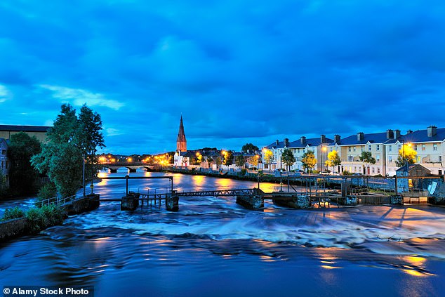 Ilustrasi menunjukkan Ballina dan Sungai Moy di County Mayo, Irlandia