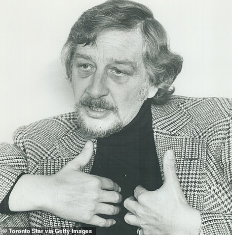 Penulis drama Bernard Slade