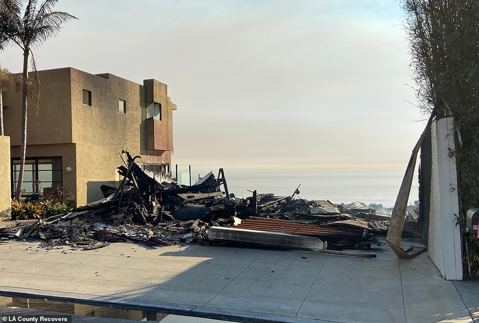 Rumah dua lantai di tepi pantai ini dilengkapi dengan garasi, pemandangan tepi laut, dan balkon menakjubkan yang menghadap ke Pasifik, yang terbakar dalam api Palisades.