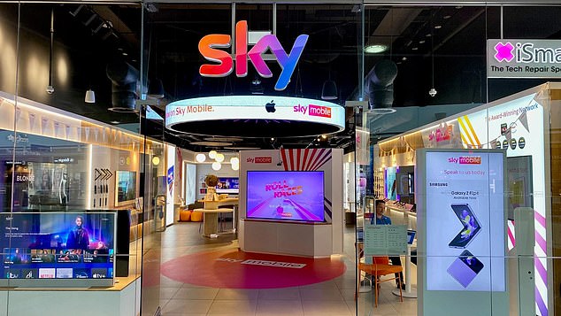 Nona Carroll membeli iPhone-nya dari toko Sky di Cribs Causeway, Bristol (foto)