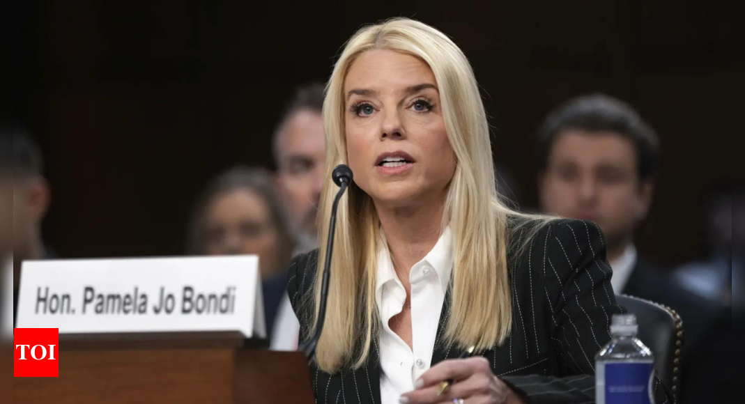 Berita Pam Bondi: Pam Bondi ditanya apakah dia akan menerapkan ‘daftar musuh’ seperti yang diumumkan oleh Kash Patel. Jawabannya adalah… Berita Pam Bondi: Pam Bondi ditanya apakah dia akan menerapkan ‘daftar musuh’ seperti yang diumumkan oleh Kash Patel. Jawabannya adalah…