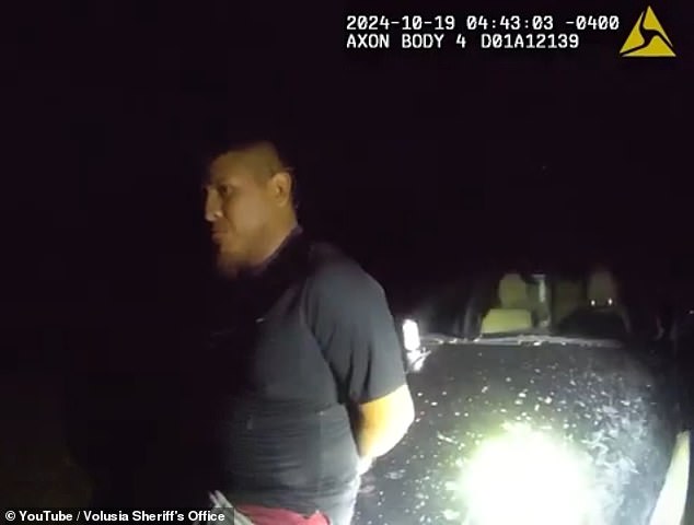 Korban mengatakan kepada polisi bahwa dia mengenal Hernandez-Monke sebelum serangan itu, tetapi Hernandez-Monke berbalik setelah mengonsumsi kokain, menurut sheriff. Dia difilmkan setelah petugas menangkapnya, menyeretnya ke tanah dan menangkapnya