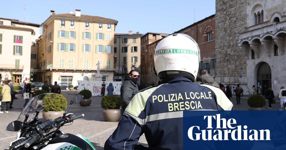 Polisi Italia dituduh memaksa aktivis perempuan membuka pakaian dalam dan melakukan squat | Italia Polisi Italia dituduh memaksa aktivis perempuan membuka pakaian dalam dan melakukan squat | Italia