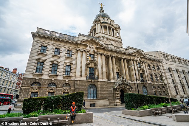 The Old Bailey (foto) mendengar pada hari Rabu bagaimana Harris melancarkan serangan tersebut, dengan korban menyangkal bahwa dia transgender sebelum menciumnya dan melakukan seks oral.