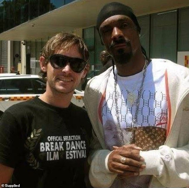 Sam Beatty dengan rapper Amerika Snoop Dogg selama pembuatan film Seven's Sunday Night