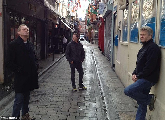 Soundo Minggu Malam Larut Sam Beattie (tengah) bekerja dengan reporter Ross Coulhart dan juru kamera Ray Blewitt