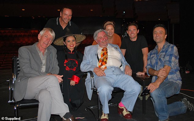 Sam Beattie dari Late Sunday Night Sound (kedua dari kanan) dalam wawancara dengan komedian Barry Humphries
