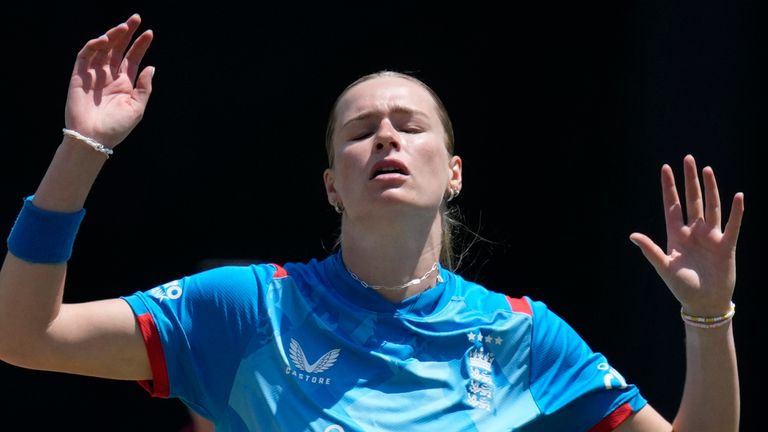 Lauren Bell dari Inggris, Women's Ashes (Associated Press)