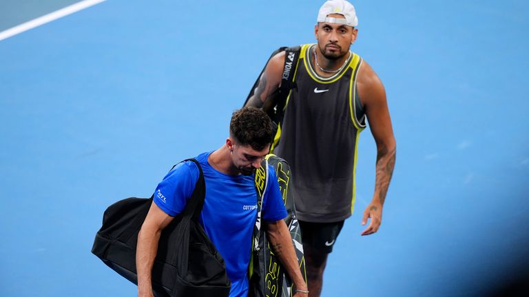 Nick Kyrgios dari Australia, kanan, dan Thanasi Kokkinakis meninggalkan lapangan setelah mundur dari pertandingan ganda pertama mereka melawan rekan senegaranya James Duckworth dan Aleksandar Vukic pada kejuaraan tenis Australia Terbuka di Melbourne, Australia, Kamis, 16 Januari 2025. (Foto AP/Vincent Tian)